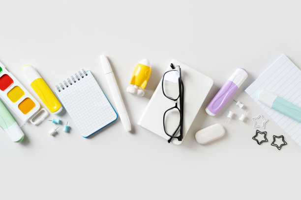 回到学校的主题与白色的学校工具在白色的背景图片下载