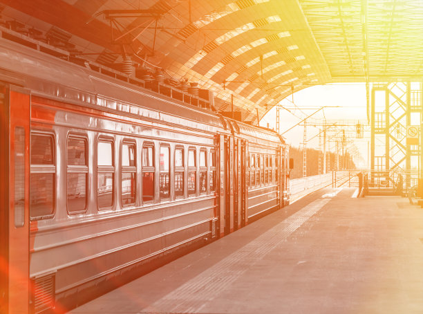 阳光下现代车站的电动火车。图片下载