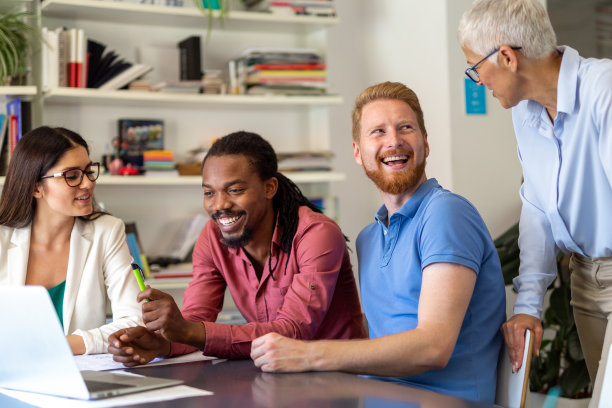 一群成功快乐的多民族商务人士在办公室开会时作为一个团队工作。图片下载