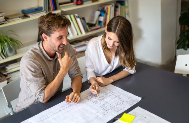 一群商务人士与建筑工程师、建筑师会面，看蓝图计划图片下载