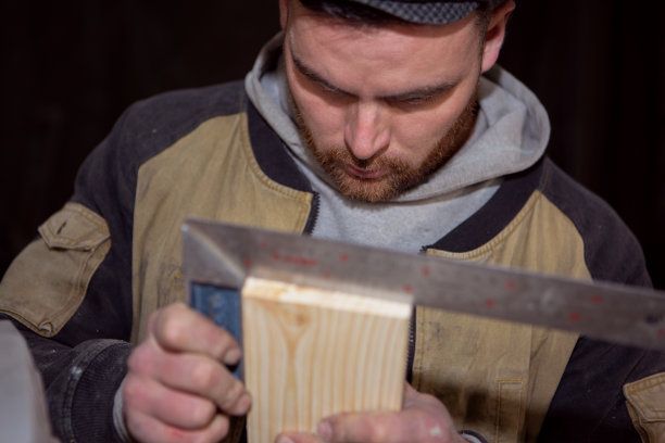 木匠用正方形测量出木板的正确几何形状图片下载