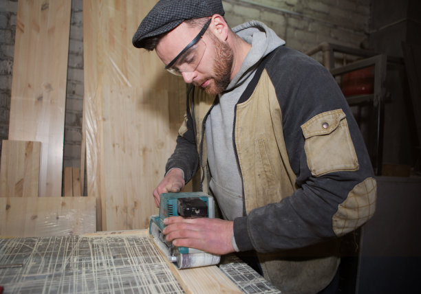 用手动电动研磨机工作的人图片下载