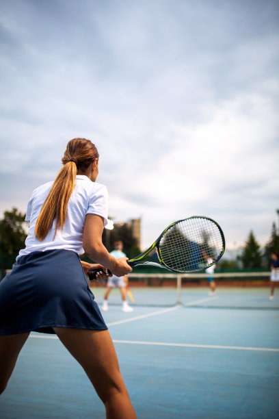 年轻英俊的网球运动员拿着球拍和球准备在比赛开始前发球。图片下载