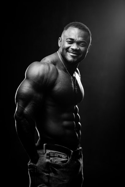 一个运动的非洲裔美国人看着镜头的肖像。黑白肖像。图片下载