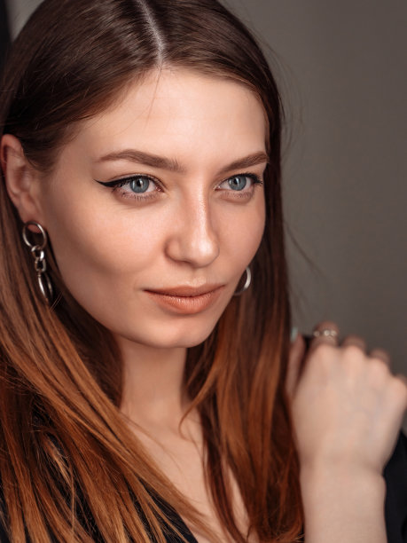 美丽的女人模型与长发，发型。图片下载