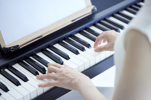 日本女性会弹钢琴图片下载