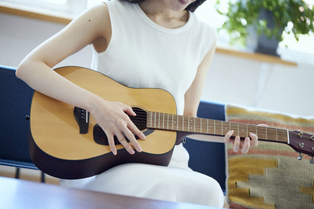 弹吉他的日本女性图片下载