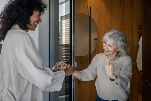 一位非裔美国妇女来拜访一位朋友图片下载