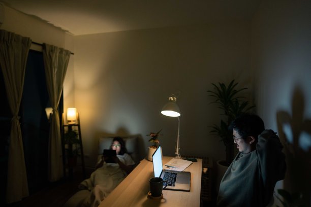 年轻的亚洲商人工作后感到脖子疼痛。图片下载