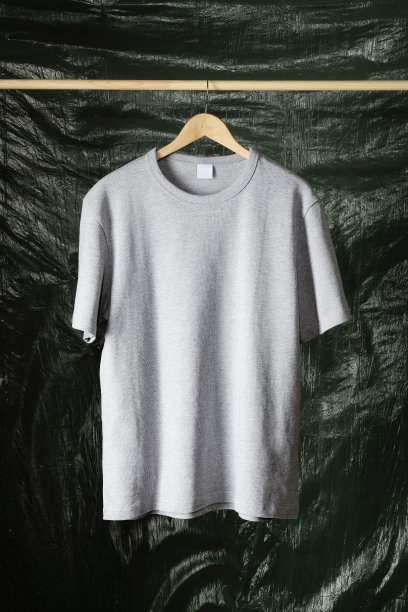 灰色t恤挂在木制衣架上图片下载