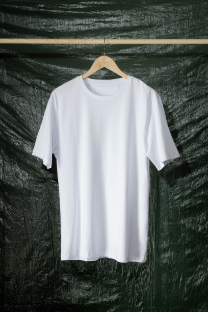 白色t恤挂在木制衣架上图片下载