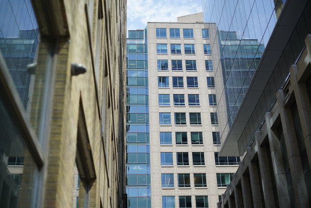 写字楼:古老与现代建筑的对比。图片下载