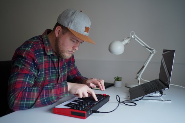 专注于新节奏的制作人图片下载