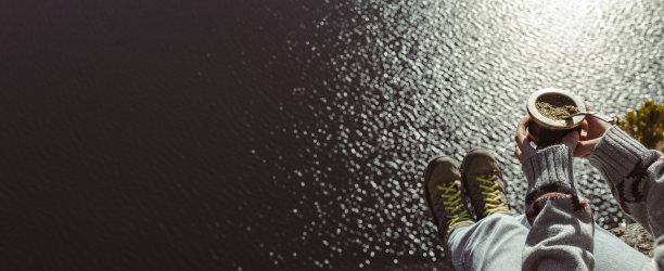 美丽的女人享受着美味的伴侣，凝视着从山上看到的蜡烛。图片下载