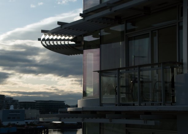 日落高光的约翰逊街大桥旁边的公寓楼的外部细节图片下载