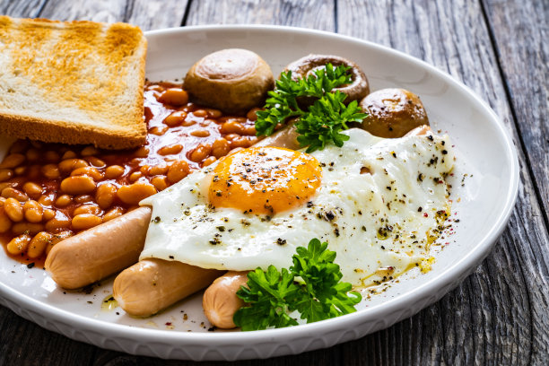 英式早餐:煎蛋、培根、烤面包和香肠图片下载