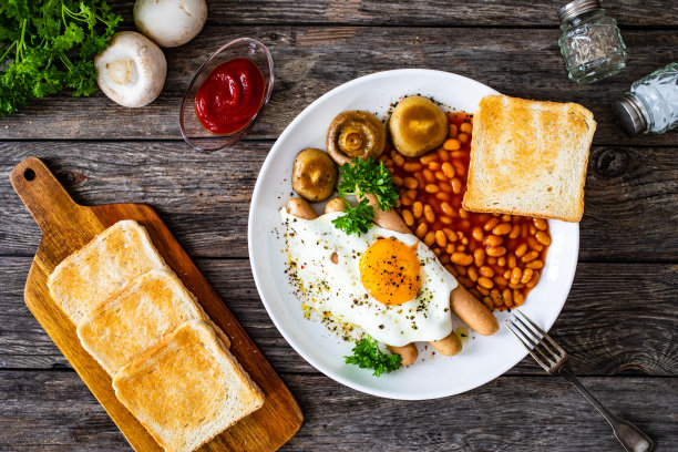 英式早餐:煎蛋、培根、烤面包和香肠图片下载