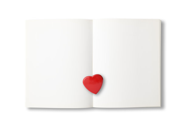 空白打开笔记本与红色的心在白色的背景图片下载