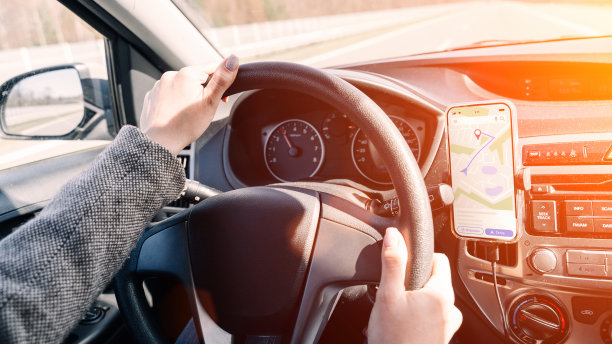 导航自动地图系统GPS。全球定位系统在智能手机屏幕上的汽车在行驶的道路上。GPS导航与智能手机应用系统。图片下载