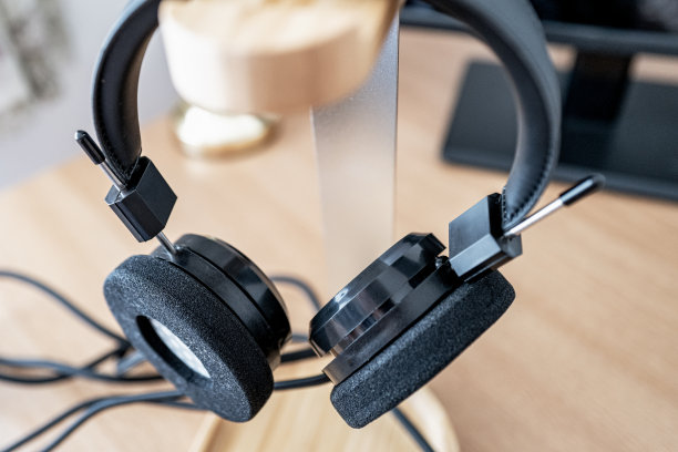 挂在耳机架上的高端立体声耳机左侧海绵耳罩的浅景深照片图片下载