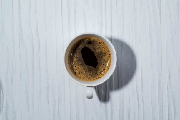 白色木桌自制浓缩咖啡清晨。图片下载