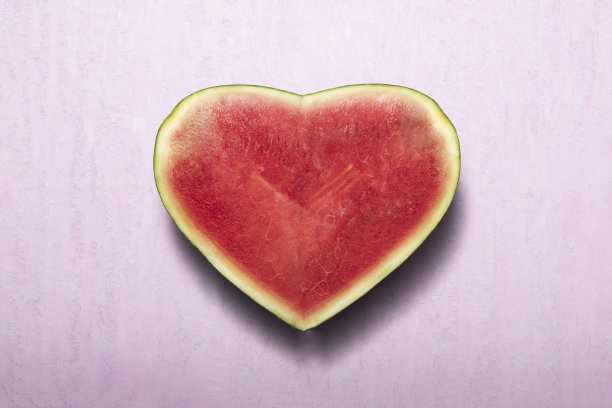 最小西瓜水果甜心在粉红色的背景。图片下载