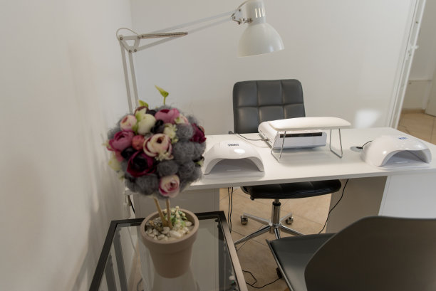 美甲店。美甲师的工作场所。修指甲机在桌子上。图片下载