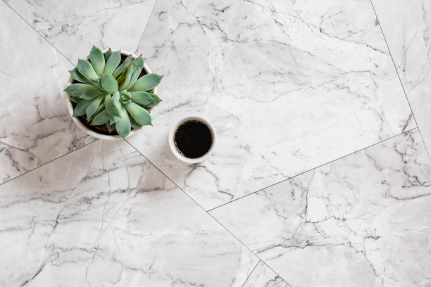 多汁的放在壶里，一杯黑咖啡放在大理石瓷砖上。宁静和舒适。图片下载