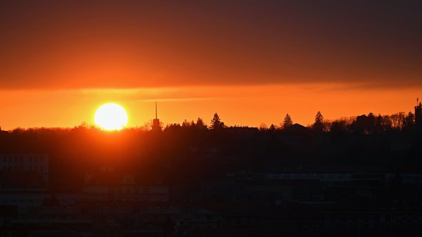 城市的日落。布尔诺市-捷克共和国图片下载