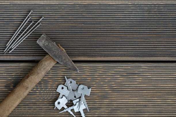 木工工具，用于在落叶松地板上组装。图片下载