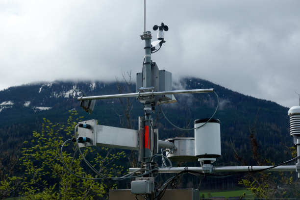 用于测量、记录和传送风速、温度、降水量等气象资料的气象站。图片下载