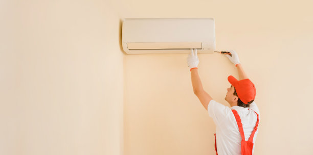 男士红色专业技术人员整体固定空调图片下载