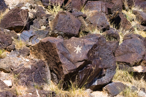 火山岩石上雕刻的图案和符号图片下载