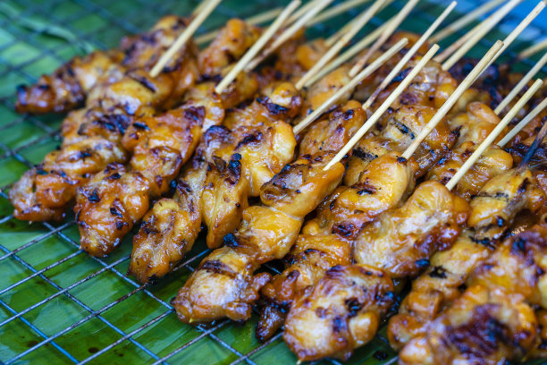 泰国街头小贩在街头小吃市场出售烤鸡。近距离图片下载