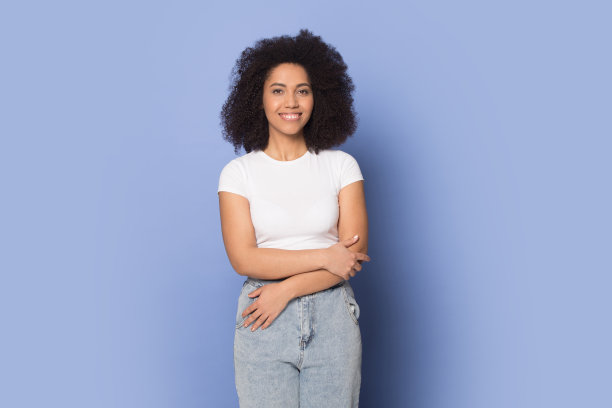 蓝色背景的微笑混血女性肖像图片下载