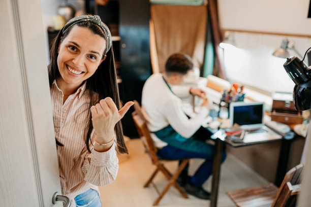 在车间里做工艺品的工匠图片下载