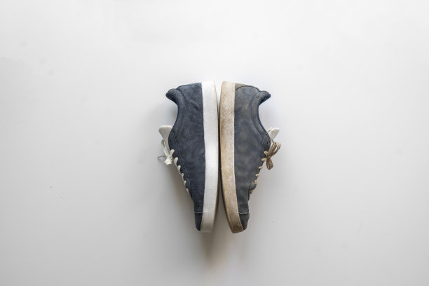 从上往下看那双运动鞋，又脏又干净的新鞋图片下载