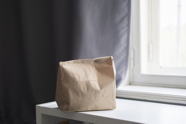 家里的架子上有一个装着食物的纸袋图片下载