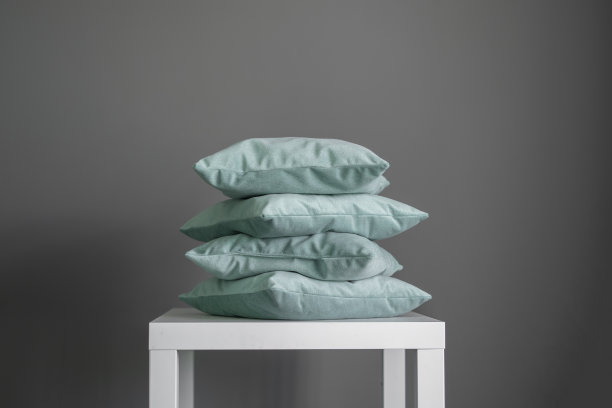 四个灰色枕头堆叠，家居舒适的装饰图片下载