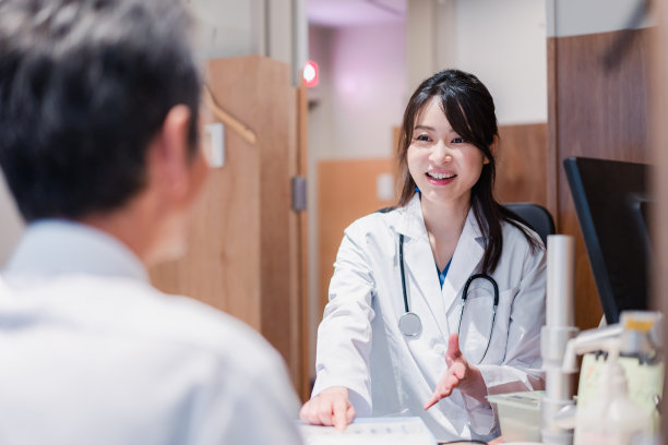 女医生在诊所检查一名男病人图片下载