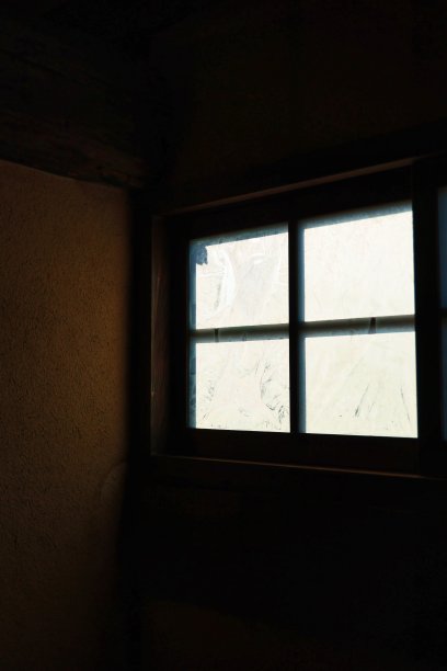 从一间漆黑的房间里可以看到一扇磨砂玻璃图片下载