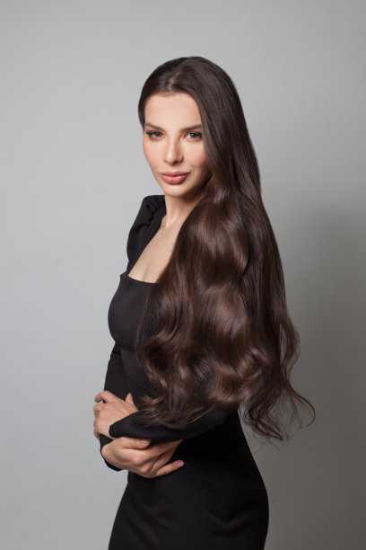 时尚女性的肖像与美丽的自然长波浪的深棕色头发摆图片下载