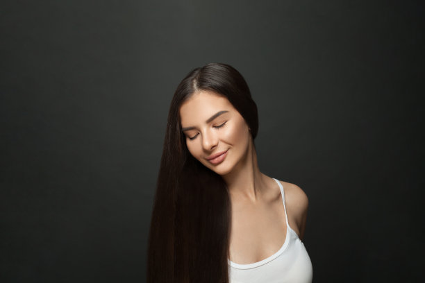 年轻女子，长直发图片下载