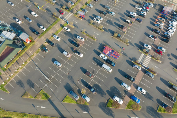 鸟瞰图，许多彩色的汽车停在停车场，有线和标记停车的地方和方向图片下载