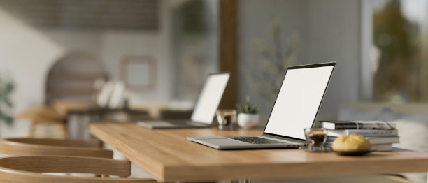 现代舒适的联合工作空间，木制桌子上的笔记本电脑模型图片下载