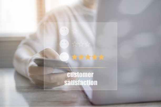 手用智能手机选择屏幕上的五星图标在服务评分上给人留下了非常深刻的印象。图片下载