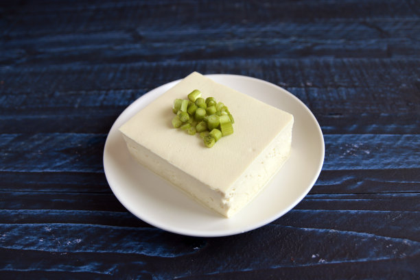 豆腐撒在桌子上的小葱图片下载