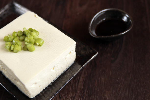 豆腐撒在桌子上的小葱图片下载