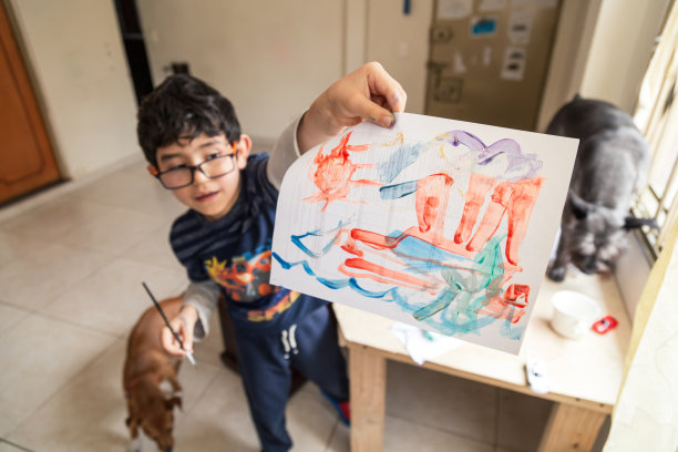 孩子们用颜料和彩色铅笔作画图片下载