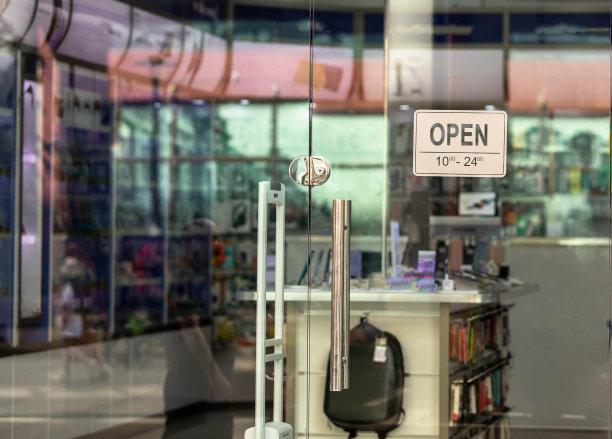 有设备的商店橱窗图片下载